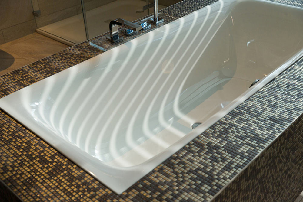 Edle Badewanne mit Mosaikfliesen eingefasst